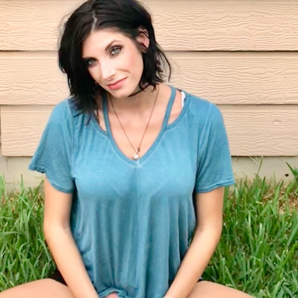 Acid Wash v neck top | small ✨